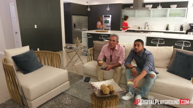 Милфа трахнулась с подругой на кухне - #1