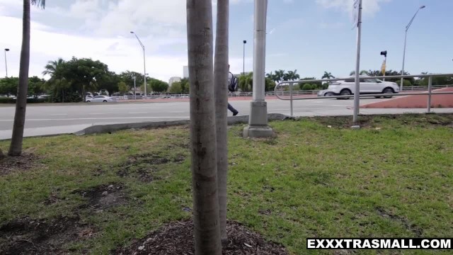 Светловолосая красотка трахнулась с курьером - #1