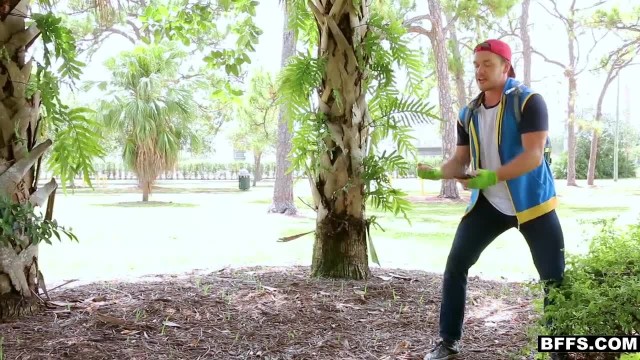 Три красотки трахаются с курьером по очереди - #3