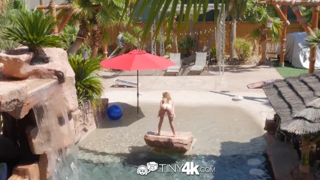 Мокрая телка трахнулась с соседом - #2