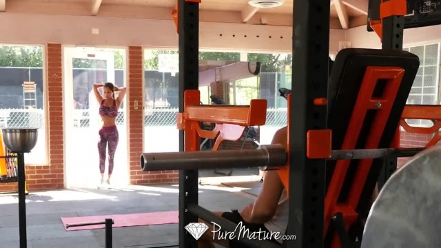 Грудастая трахается с тренером в зале - #1