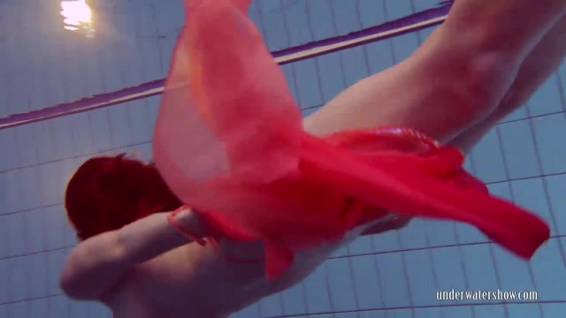 Рыжеволосая показала сиськи в бассейне