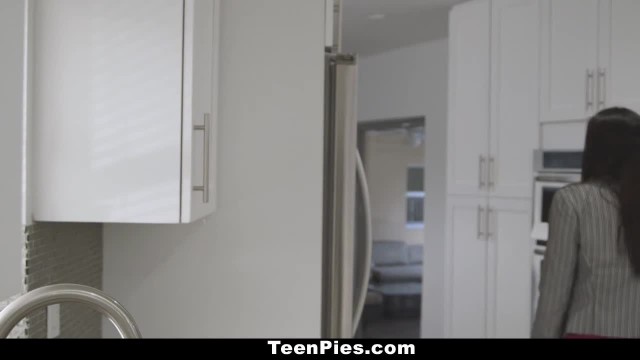 Страстный трах на кухне с брюнеткой - #1