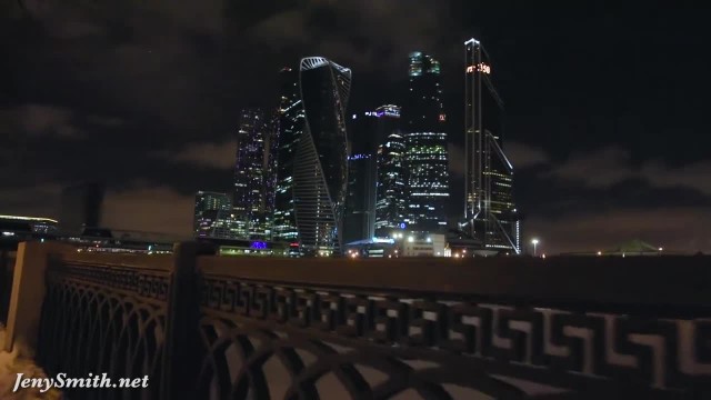 Брюнетка ходит голая по улицам - #2