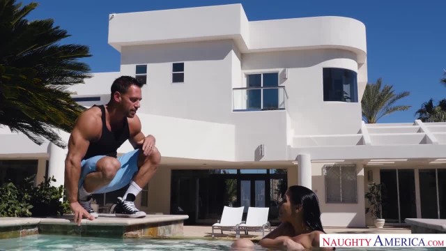 Возбудилась в бассейне и трахнулась с соседом - #2