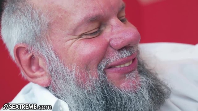 Латинка трахается с бородатым дедом - #1